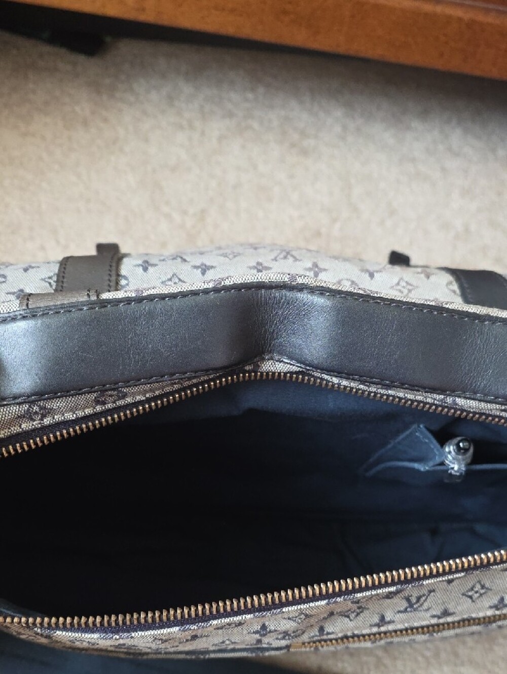 Louis Vuitton Mini Lin Messenger Bag - Picture 8 of 10